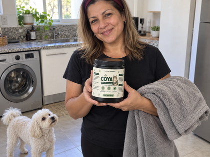 Mujer con su perro y una manta recién lavada mostrando el pote de COYA