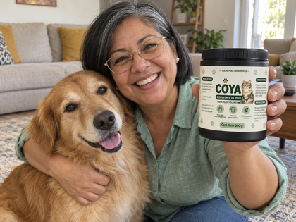 Mujer abrazada a su perro golden mostrando el pote de COYA
